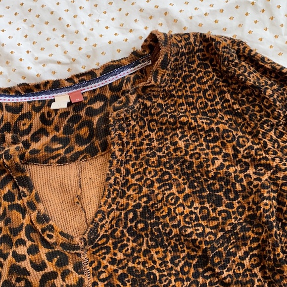 A n t h r o p o l o g i e • Pilcro split neck leopard print thermal top - Picture 5 of 6